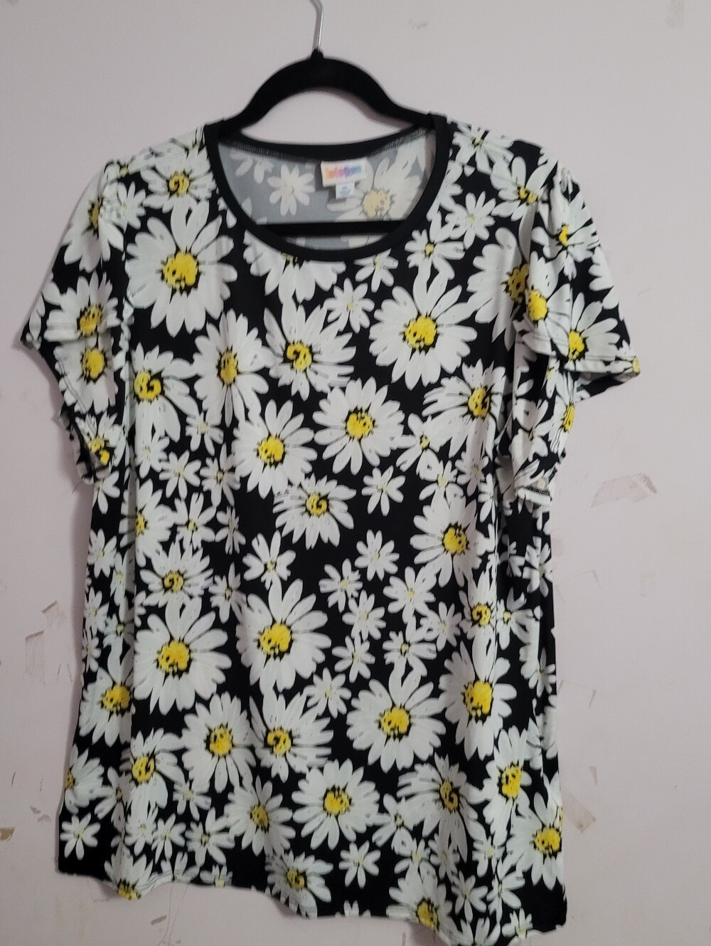 LuLaRoe Black Daisy Print Short Sleeve Tee with White and Yellow Flowers